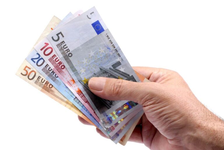 w jaka walutę inwestować 2022
